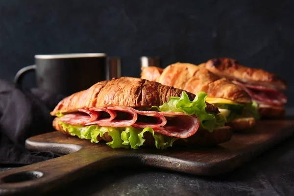 Holzbrett Mit Leckeren Croissant Sandwiches Auf Schwarzem Hintergrund — Stockfoto