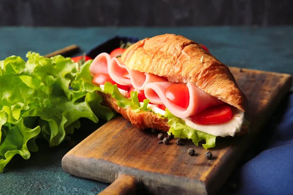 Holzbrett Mit Leckerem Croissant Sandwich Auf Schwarzem Hintergrund — Stockfoto