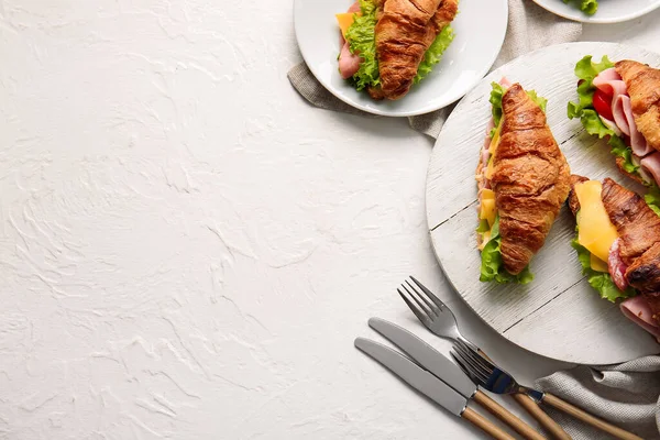 Houten Bord Bord Met Heerlijke Croissant Sandwiches Witte Achtergrond — Stockfoto
