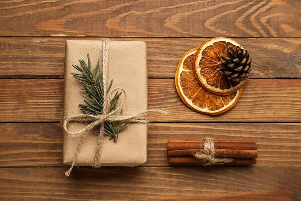 Gift Box Fir Tree Branch Cinnamon Pine Cone Slices Dried — Stock Photo, Image