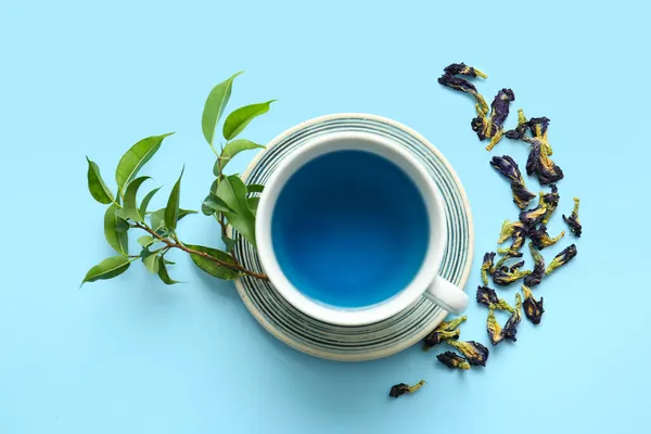 Kupa Szerves Kék Tea Szárított Virágok Színes Háttér — Stock Fotó