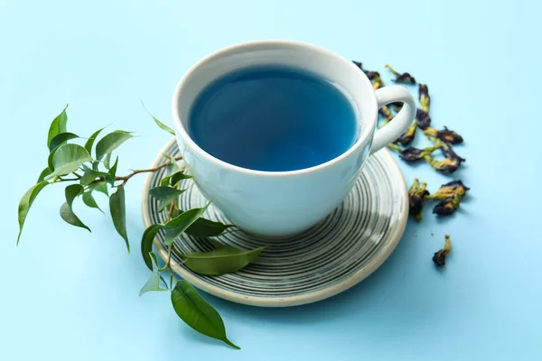 Κύπελλο Του Βιολογικού Μπλε Τσάι Και Αποξηραμένα Λουλούδια Στο Φόντο — Φωτογραφία Αρχείου
