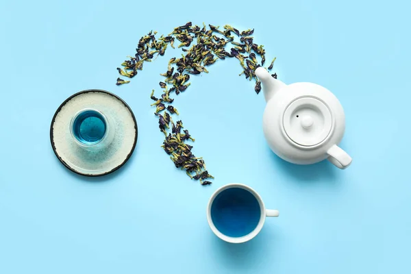 乾燥蝶エンドウ豆の花茶と色の背景に創造的な組成物 — ストック写真