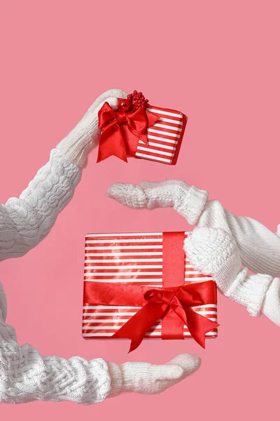 Women Exchanging Christmas Gifts Pink Background — Stock Photo, Image