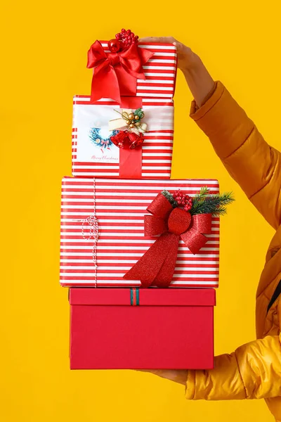 Hombre Sosteniendo Cajas Regalo Navidad Sobre Fondo Amarillo — Foto de Stock