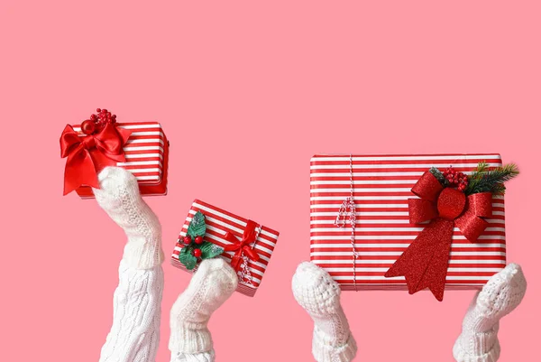 Ženy Držící Vánoční Dárkové Krabice Růžovém Pozadí — Stock fotografie