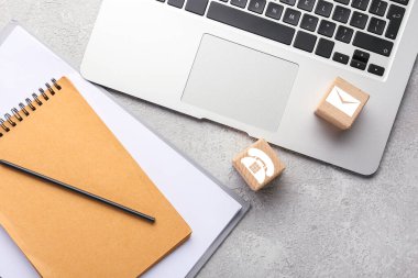 Grunge arka planında dijital teknoloji simgeleri, dizüstü bilgisayarı ve dizüstü bilgisayarları olan küplerName