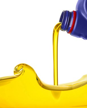 Beyaz arkaplan üzerine araba yağı dökülüyor