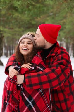 Ormanda mutlu genç bir çift