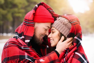 Ormanda mutlu genç bir çift