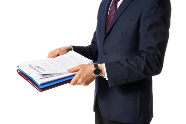 Beyaz arka planda doküman yığınına sahip bir işadamı