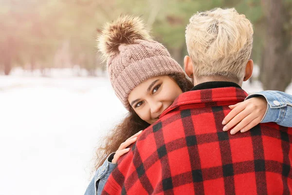 Jovem Casal Feliz Floresta Dia Inverno — Fotografia de Stock