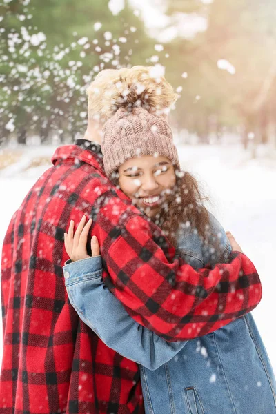 Jovem Casal Feliz Floresta Dia Inverno — Fotografia de Stock