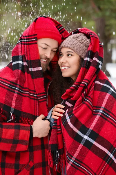 Glückliches Junges Paar Wintertag Wald — Stockfoto