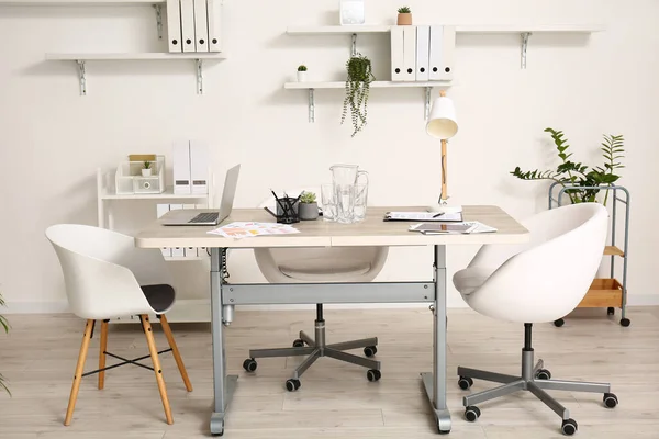 Interieur Modernes Helles Büro Mit Tisch Und Stühlen — Stockfoto