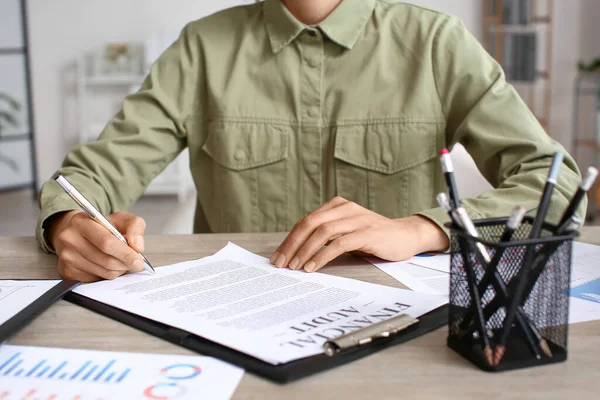 Geschäftsfrau Signiert Dokument Tisch Büro Nahaufnahme — Stockfoto