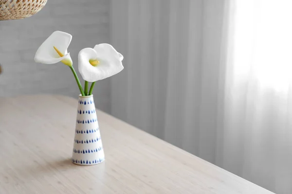 Vase Mit Calla Lilien Auf Esstisch Zimmer — Stockfoto