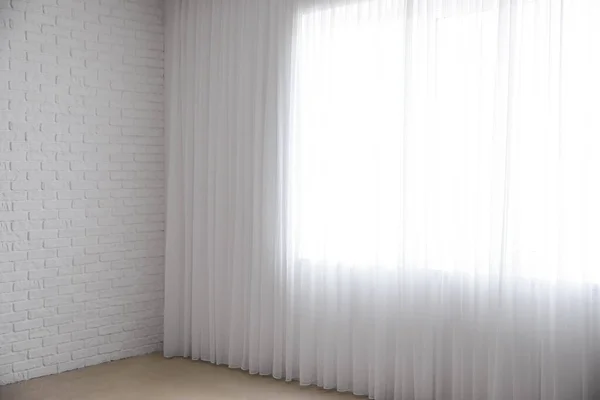 空の部屋の大きな窓のライトカーテン — ストック写真