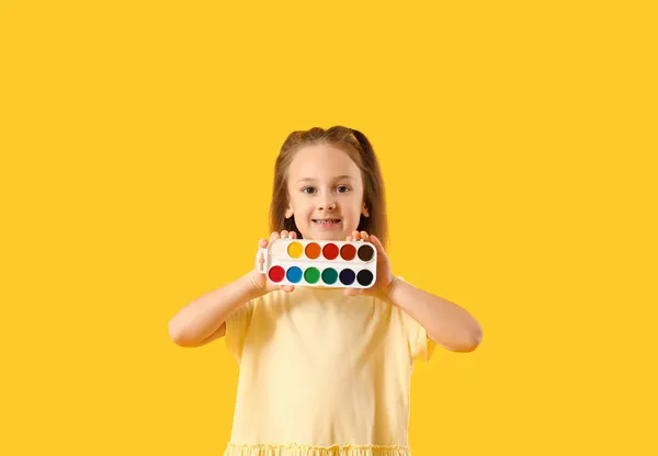 Cute Little Girl Farbami Akwarelowymi Żółtym Tle — Zdjęcie stockowe