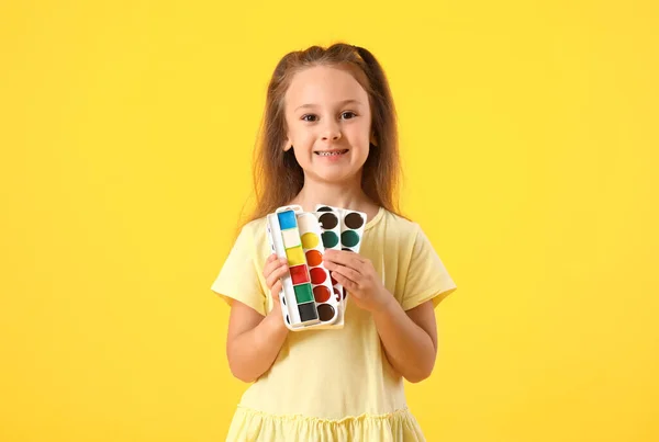 Cute Little Girl Farbami Akwarelowymi Żółtym Tle — Zdjęcie stockowe