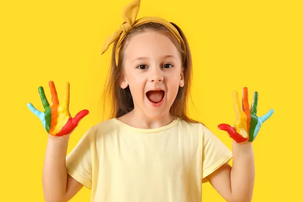 Carino Bambina Con Mani Vernice Colorata Sfondo Giallo — Foto Stock