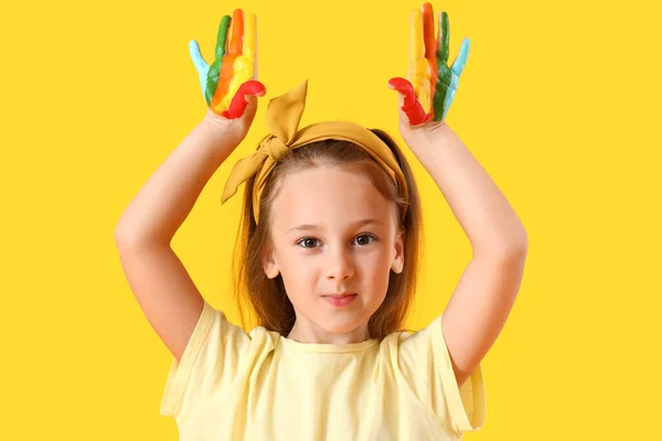Cute Little Girl Rąk Kolorowe Farby Żółtym Tle — Zdjęcie stockowe