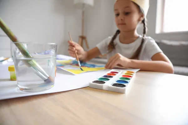 Wasserglas Mit Pinseln Und Aquarellfarben Auf Dem Tisch Nahaufnahme — Stockfoto