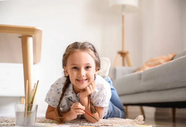 Kleines Mädchen Malt Hause Mit Aquarellfarben Auf Dem Boden — Stockfoto