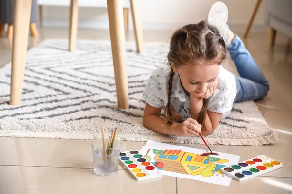 Маленька Дівчинка Малює Акварельними Фарбами Підлозі Вдома — стокове фото