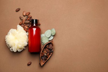 Duş jeli, sünger ve kakao çekirdekli kompozisyon