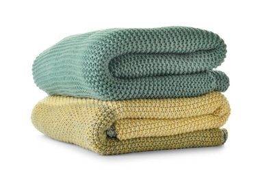 Beyaz arkaplanda yumuşak katlanmış battaniyeler