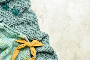 Renkli arka planda yün kazak, gözlük ve saç bandı