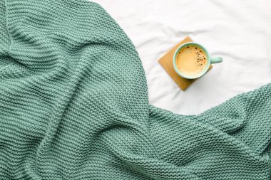 Kumaş arka planda bir fincan lezzetli kahve.