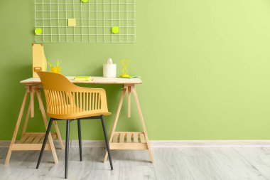 Şık bir iş yeri olan odanın içi.