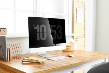 Işık odasında bilgisayar olan modern işyeri