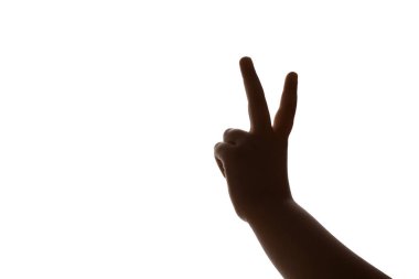 Beyaz arkaplanda gölge oyunu oynayan çocuk