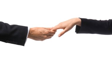 İş adamı beyaz arka planda kadının elini tutuyor.