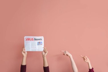 Pembe arka planda gazetesi olan insanlar