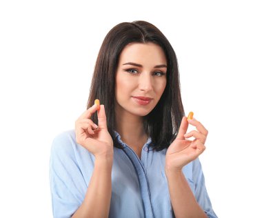 Beyaz arka planda kulak tıkacı olan genç bir kadın.