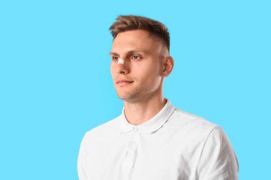 Burnunda renk geçmişi olan bir adam.