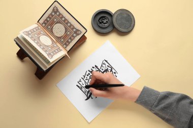 Kağıt üzerinde arap kaligrafçı yazı renk arkaplanına karşı