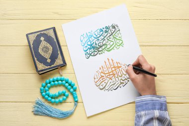 Kağıt üzerinde arap kaligrafçı yazı renk arkaplanına karşı