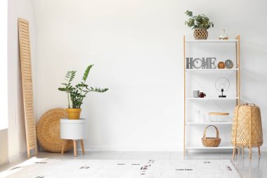 Raf ünitesi ve televizyon yeri olan modern oturma odasının içinde.