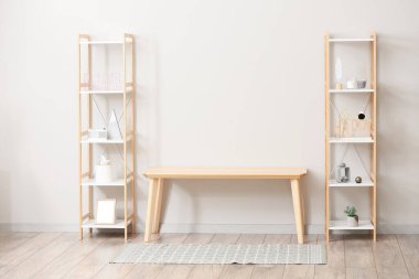 Ahşap TV standı ve ışık duvarı yakınındaki raf üniteleri