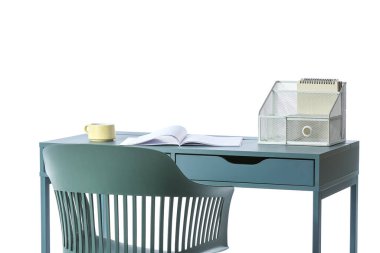 Fincanlı modern masa, açık dergi, beyaz arka planda düzenleyici ve sandalye, yakın plan