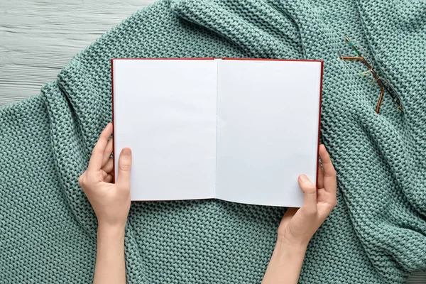 Mujer Leyendo Libro Sobre Fondo Madera Color — Foto de Stock