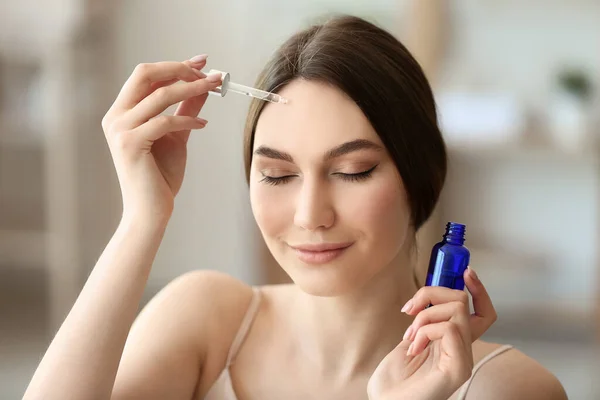 Mujer Joven Con Los Ojos Cerrados Aplicando Aceite Esencial Natural —  Fotos de Stock