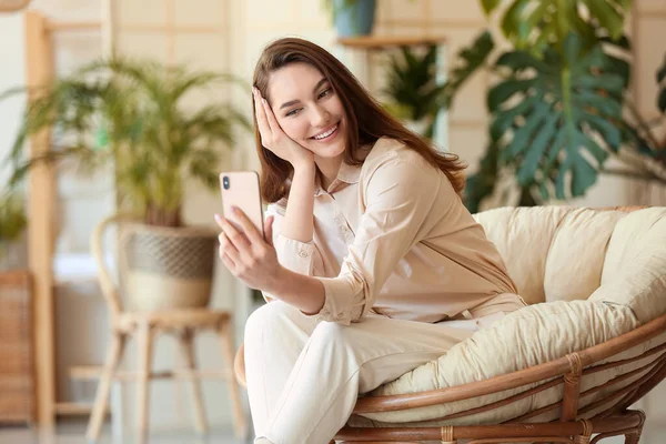 Όμορφη Χαμογελαστή Γυναίκα Που Παίρνει Selfie Στην Πολυθρόνα — Φωτογραφία Αρχείου