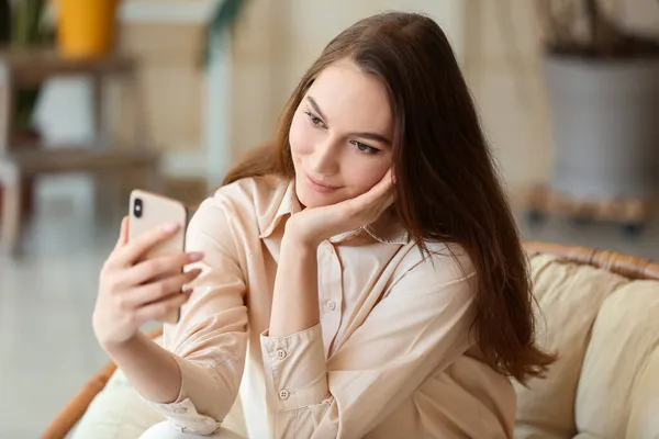 Joven Mujer Sonriente Tomando Selfie Sillón — Foto de Stock