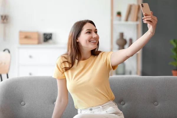 Beautiful Smiling Woman Sitting Sofa Taking Selfie — Stock Photo, Image
